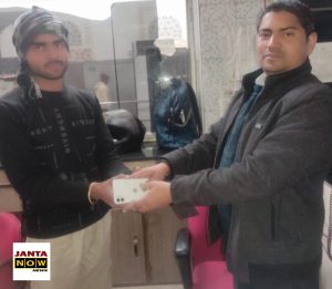 आगरा कैंट रेलवे स्टेशन पर ईमानदारी की सराहनीय मिसाल, यात्री का iPhone-11 सुरक्षित लौटाया गया