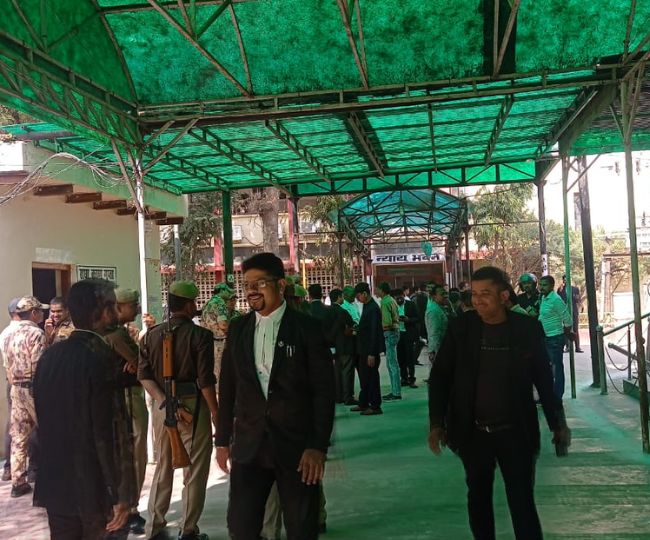 पुलिस अधिकारियों ने लोगाें को सुरक्षित बाहर निकाला