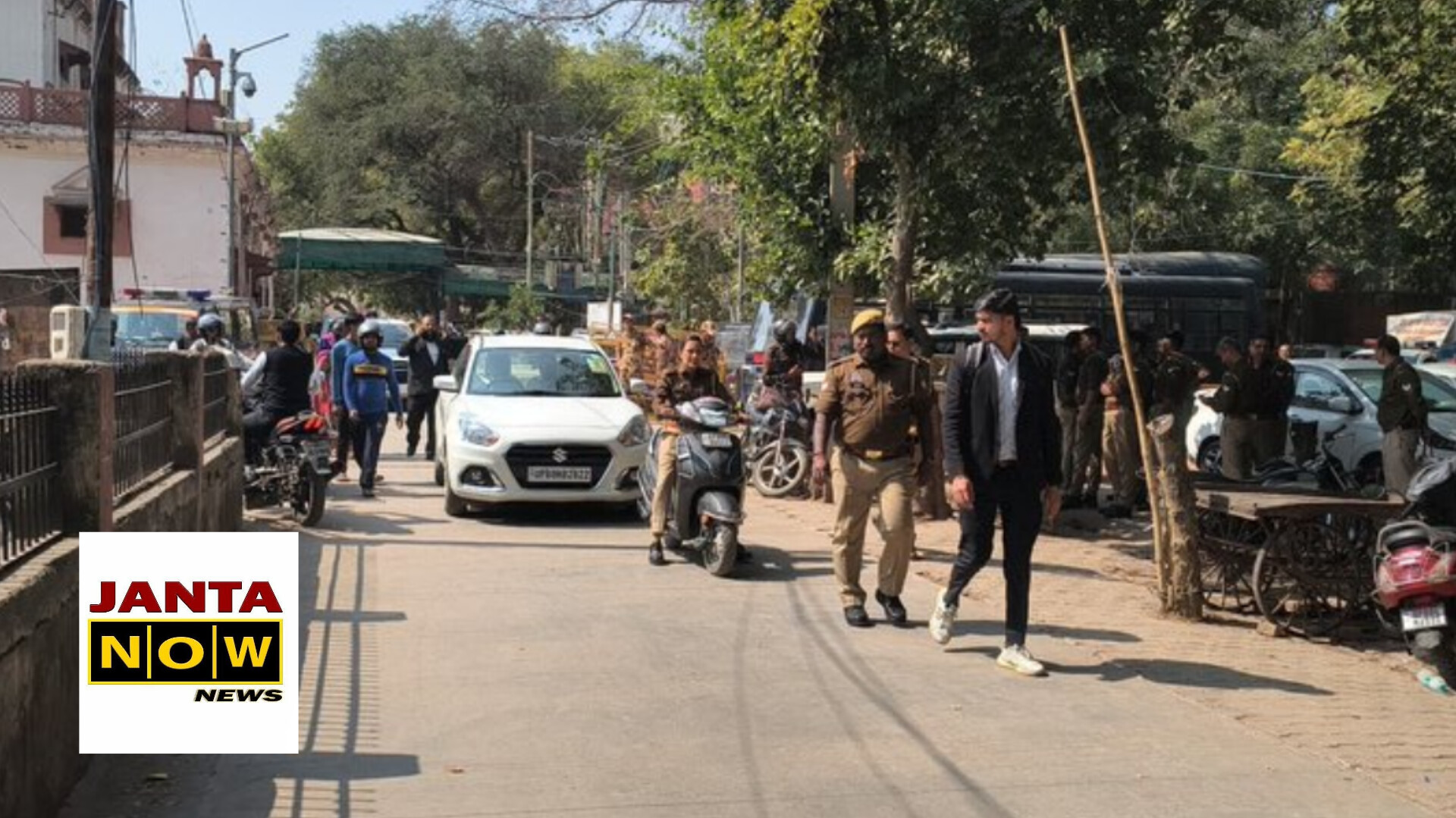 पुलिस अधिकारियों ने लोगाें को सुरक्षित बाहर निकाला